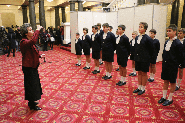 Хорът на софийските момчета и ученици от Второ основно училище „Св. Паисий Хилендарски” – гр. Раднево поздравиха народните представители и гостите на парламента по повод Деня на народните будители