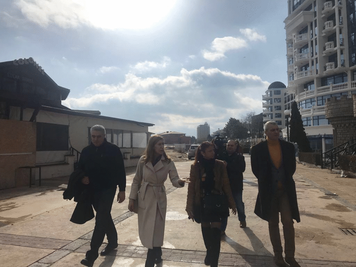 Министър Ангелкова инспектира премахването на незаконни обекти край плажа на „Слънчев бряг-север“