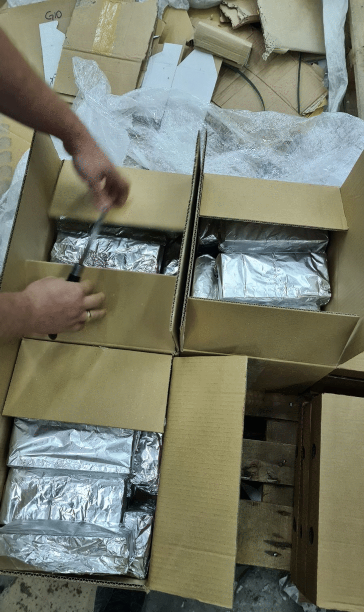 Митнически служители откриха цигари в кори за баница и торта