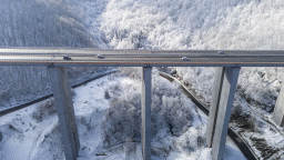 Шофьорите да тръгват с автомобили, готови за опасни зимни условия. В следващите дни прогнозите са за валежи от дъжд и сняг