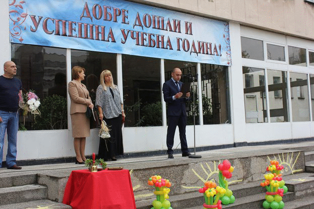 Снимки на министър Грудев от откриването на учебната година в три учебни заведения в град Пловдив
