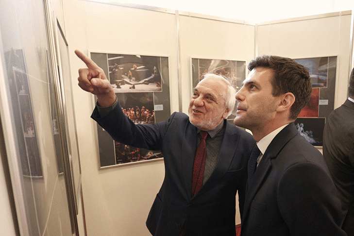 В Народното събрание гостува фотоизложба „Премиерни оперни спектакли“