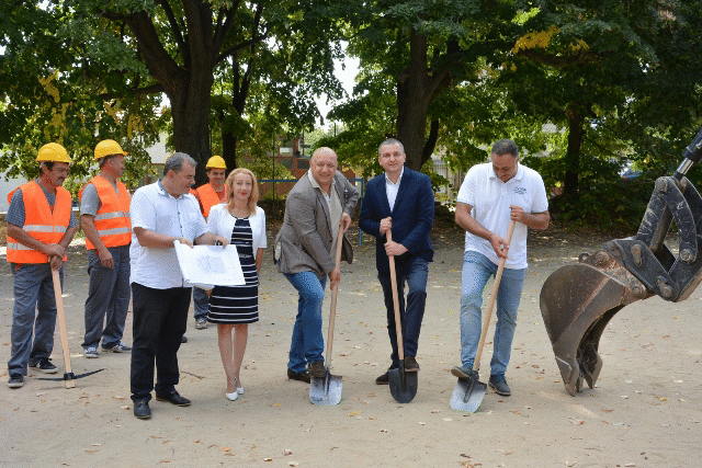Министър Кралев, Иван Портних и Стоян Пасев направиха първа копка на детска плошадка и игрище