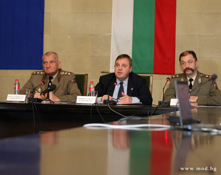 Министърът на отбраната Красимир Каракачанов и началникът на отбраната генерал-лейтенант Андрей Боцев поздравиха националните командири на контингентите зад граница