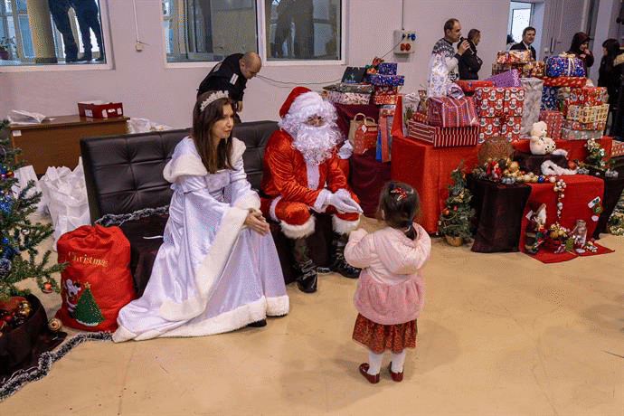 Дядо Коледа и Снежанка пристигнаха с хеликоптер на „Гранична полиция“