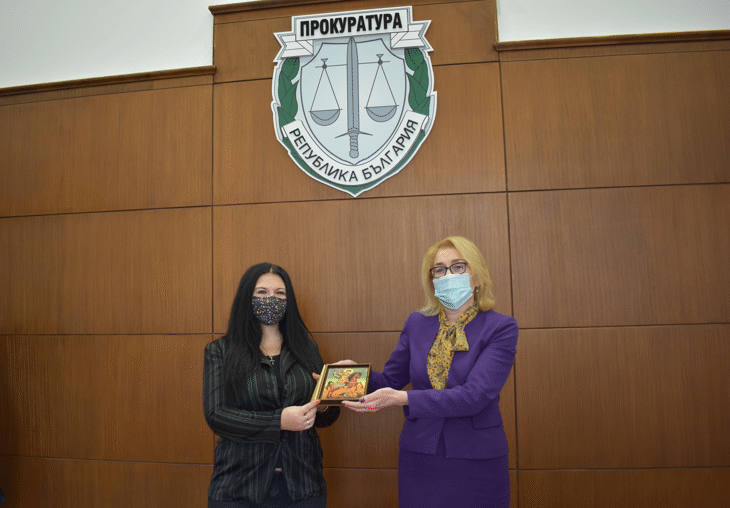 Зам. главният прокурор Даниела Машева награди жената, спомогнала за разкриване на извършителя на измами на възрастни жители на гр. София