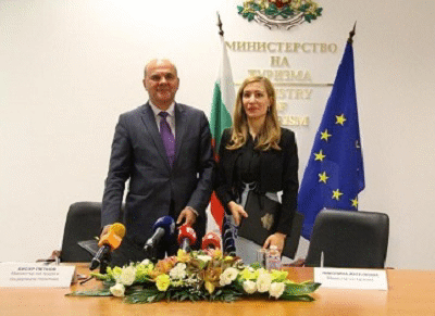 Министър Петков и министър Ангелкова подписаха споразумение за обучение на кадри за туризма