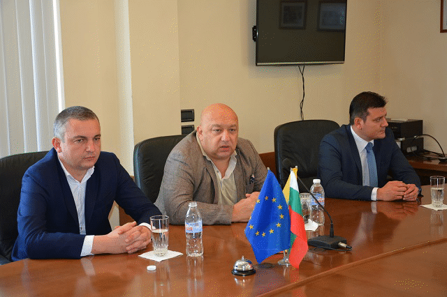 Министър Кралев обеща съдействие за 
изграждането на нов физкултурен салон във Вълчи дол