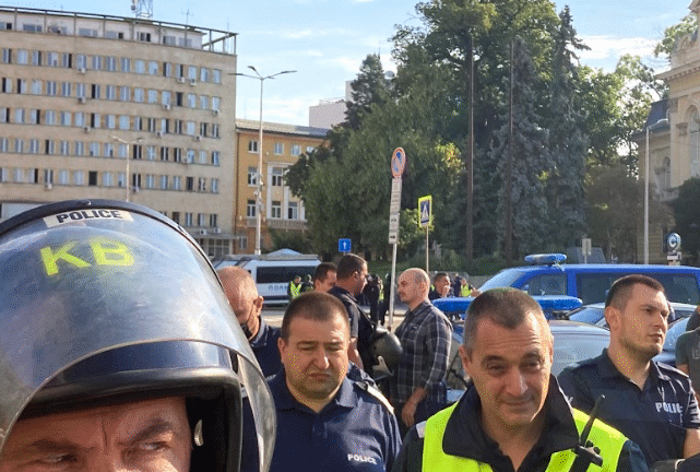 Полицията задържа за проверка репортер на “Биволъ”