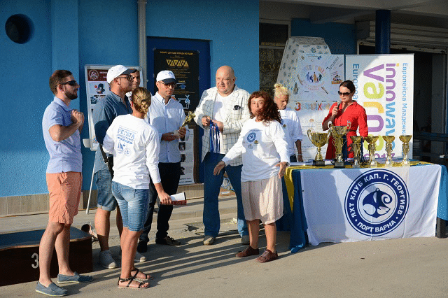 Министър Кралев награди победителите от междууниверситетска регата „Академика“