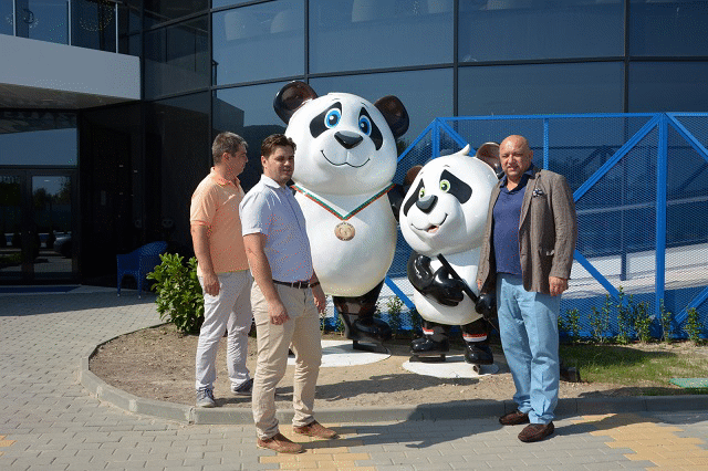 Министър Кралев се запозна с условията за спорт 
на закритата ледена пързалка в Кранево