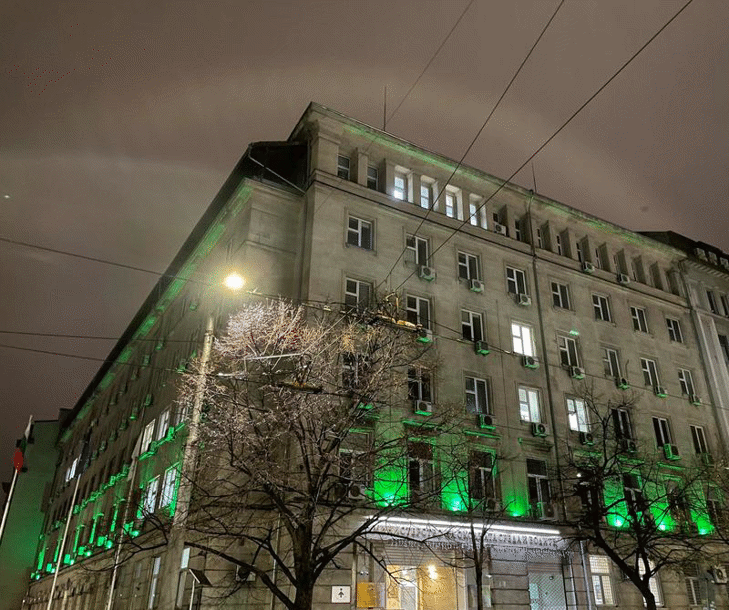 МОСВ е осветено в зелено за Деня на Свети Патрик
