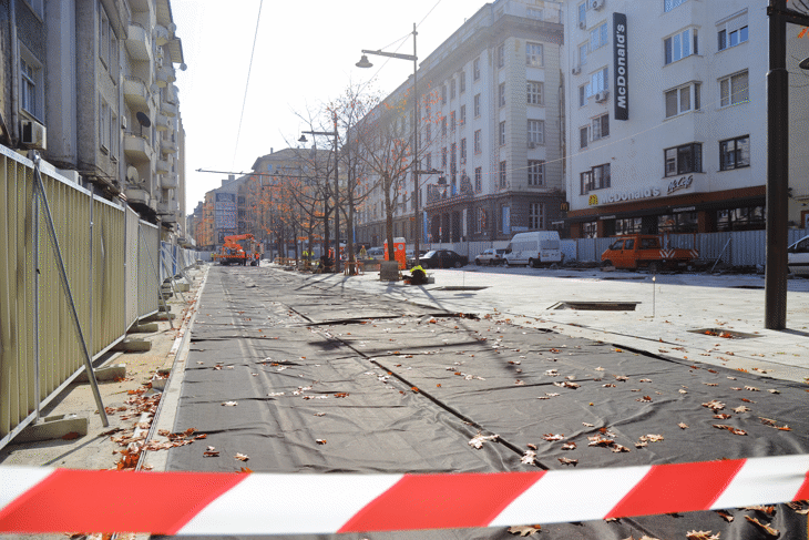 Започна поставянето на ново градско обзавеждане на площад „Славейков“