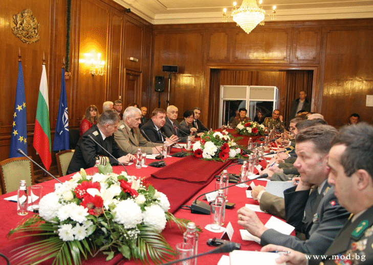 Министърът на отбраната Красимир Каракачанов и началникът на отбраната генерал-лейтенант Андрей Боцев проведоха среща с военните аташета, акредитирани в България