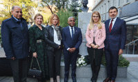 Първи по рода си бюст-паметник на Нелсън Мандела бе открит в България МВнР