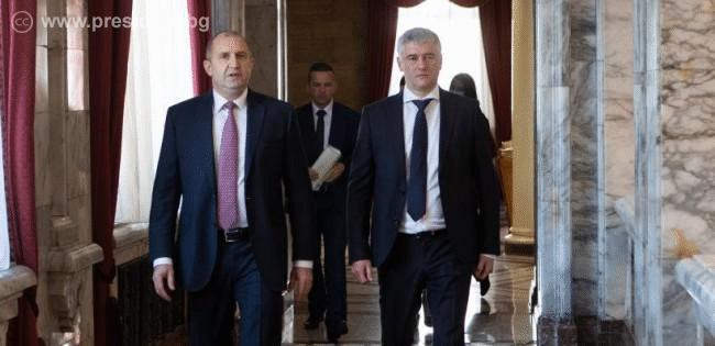 Президентът Румен Радев се срещна с кмета на Цариброд Владица Димитров и председателя на Общинския съвет Зоран Джуров