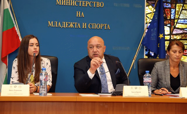 Министър Кралев пред ученици: Не чакайте друг да взима решения вместо вас, бъдете активни!