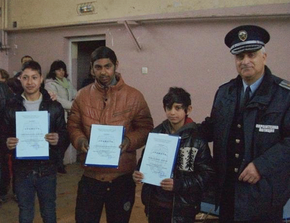 Трима ученици от ОУ “Д-р Петър Берон” в град Ямбол получиха грамоти за доблест