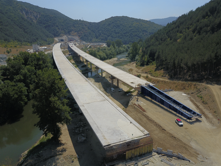 Готова е конструкцията и на платното за Кулата на виадукта при тунел „Железница“ на АМ „Струма“ (Видео)