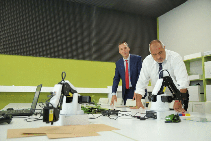 Министър-председателят Бойко Борисов откри новата и модернизирана Професионална гимназия по компютърно програмиране и иновации в Бургас