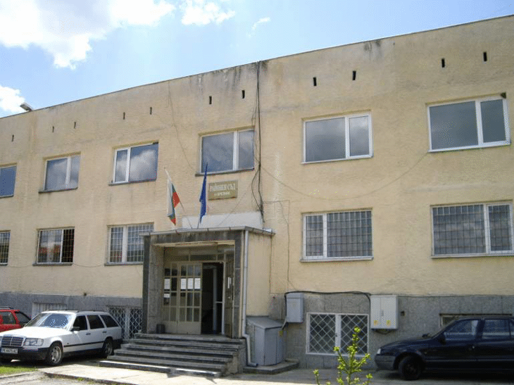 Трима обвиняеми за нападение над полицаи пред заведение в гр. Брезник предадени на съд