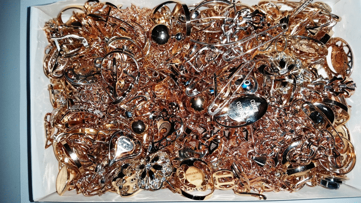 Контрабандни златни накити за над 85 000 лева задържаха митническите служители на МП Капитан Андреево