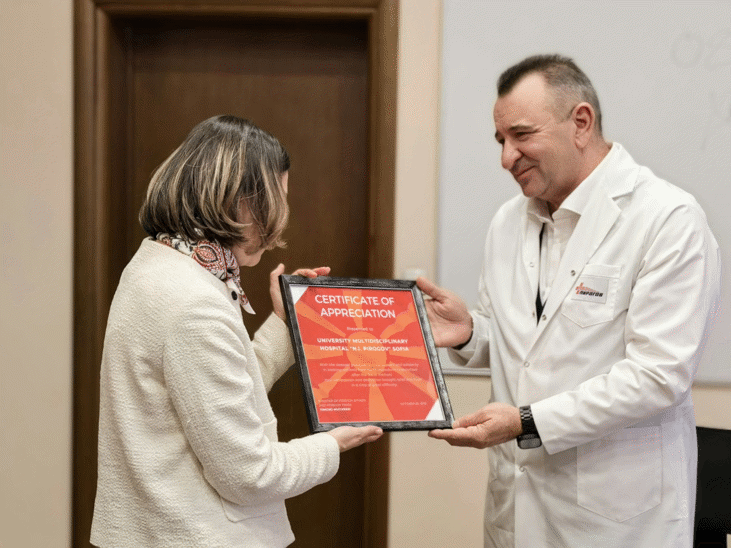 "Пирогов" с награда от посланикът на Северна Македония в България г-жа Агнеза Руси Поповска