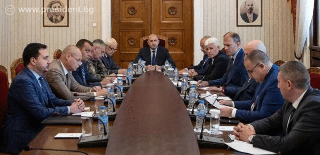 Президентът Румен Радев проведе консултативна среща за оценка на възможните рискове и заплахи за националната сигурност, вследствие усложнената среда за сигурност в Близкия Изток Президентът Румен Радев проведе консултативна среща за оценка на възможните рискове и заплахи за националната сигурност, вследствие усложнената среда за сигурност в Близкия Изток