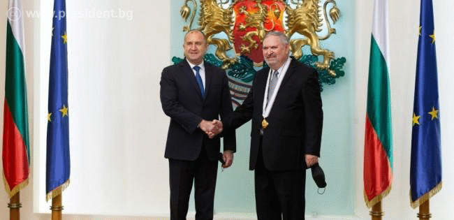 Президентът удостои с орден „Мадарски конник“ първа степен почетния консул на България в Канада Георги Паничерски