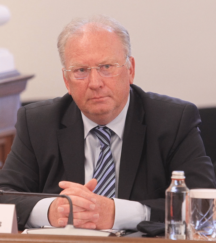 Министър Стоев разговаря с еврокомисаря по съседство и разширяване Оливер Вархеи и с испанския външен министър Хосе Мануел Албарес Буено