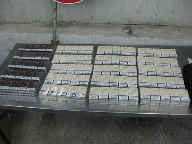 Гранични полицаи задържаха на ГКПП - Видин двама мъже от Враца със 130 000 къса контрабандни цигари