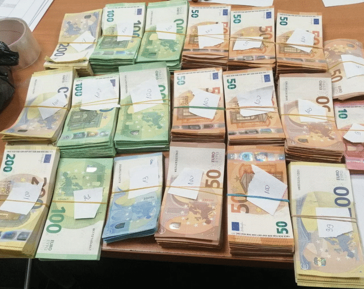 Районна прокуратура-Хасково привлече като обвиняеми двама турски граждани за недекларирана валута в общ размер от 428 619 лева, открита в товарни автомобили на ГКПП – Капитан Андреево