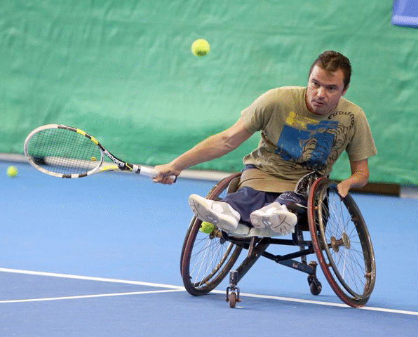 Министър Кралев награди победители от турнир по тенис за хора с увреждания