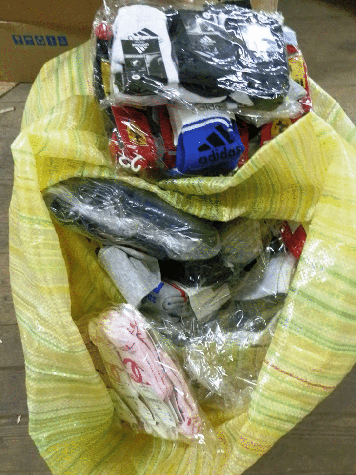 Десетки хиляди фалшиви текстилни изделия и спортни обувки задържаха митническите служители на МП Капитан Андреево