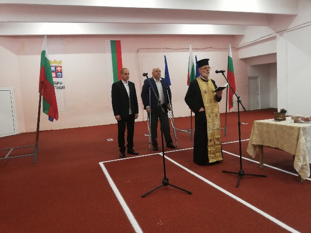 Министър Кралев откри обновената закрита писта за лека атлетика в Кюстендил