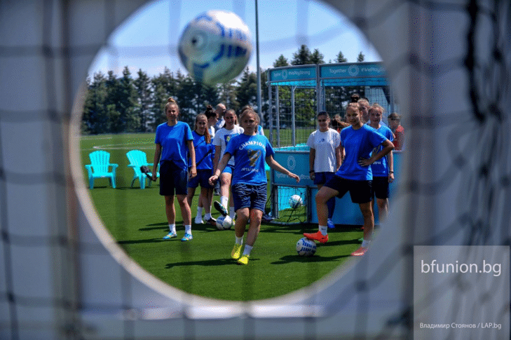 Среща на женските футболни клубове