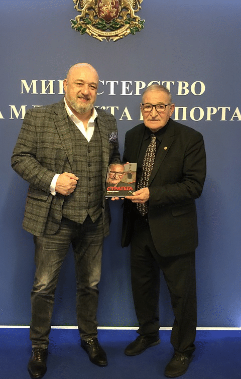 Министър Кралев и Димитър Пенев обсъдиха извършването на ремонт на стадиона в Мировяне
