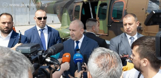 Румен Радев: Учудвам се защо властимащите не слязат долу на улицата да празнуват присъединяването към еврозоната с българите, а ги хокат от екрана