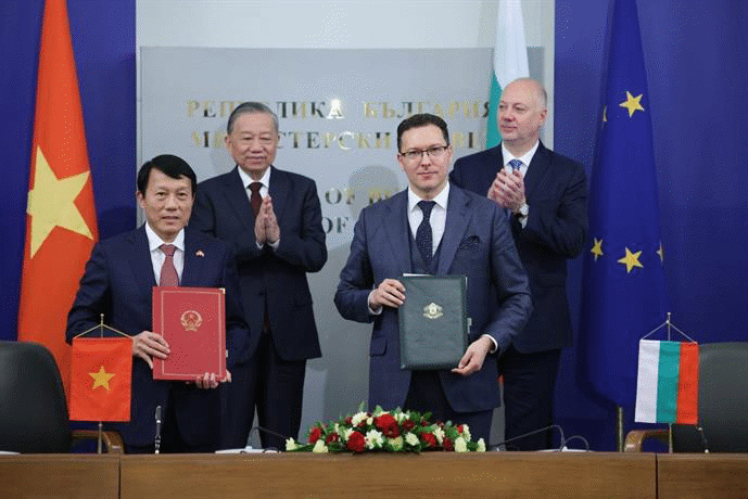 Работна среща на министър Даниел Митов с виетнамския министър на обществената сигурност генерал Лъонг Там Куан