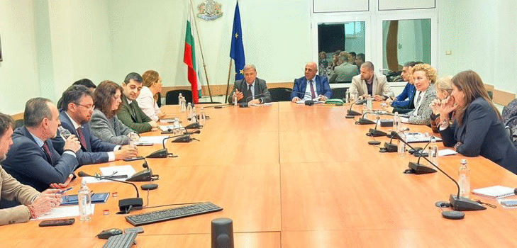 Министър Юлиян Попов се срещна с представители на браншови организации за разширената отговорност на производителя