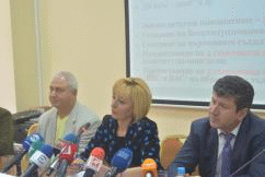 Омбудсманът Мая Манолова изпрати 240 писма до депутатите срещу арбитражите