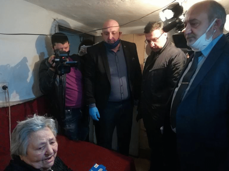 Административните ръководители на Апелативна и Окръжна прокуратура – Бургас, както директорът на ОД на МВР – Бургас посетиха възрастна жена, станала жертва на грабеж в с. Звездец, общ. Малко Търново
