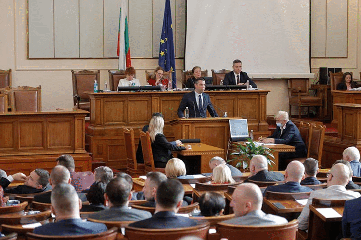 С приемане на доклада на временната комисия за разследване на полицейско насилие на протестите миналото лято и прилагане на СРС на протестиращи и на опозицията приключи работата си 46-ото Народно събрание