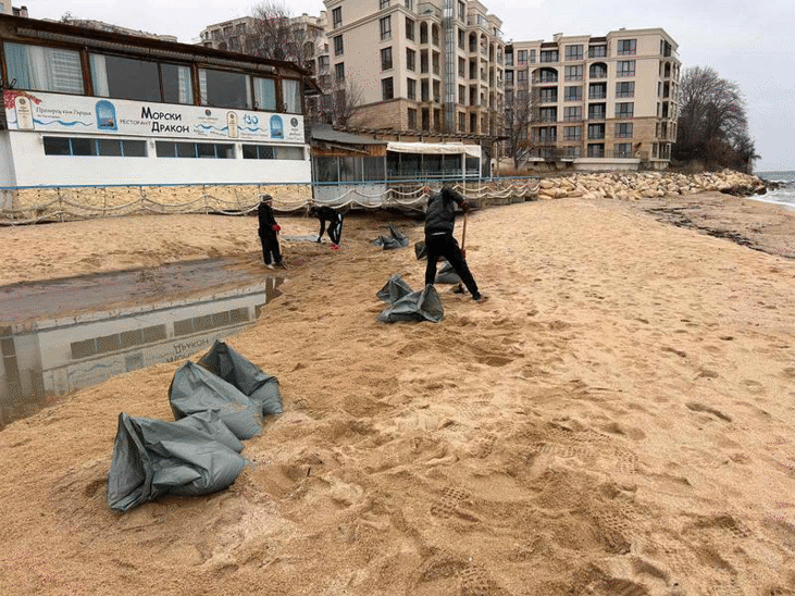 Морски плаж Кабакум във Варна е почистен от нефтопродукти