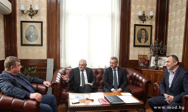 Вицепремиерът и министър на отбраната Красимир Каракачанов проведе работна среща с министъра на вътрешните работи Валентин Радев
