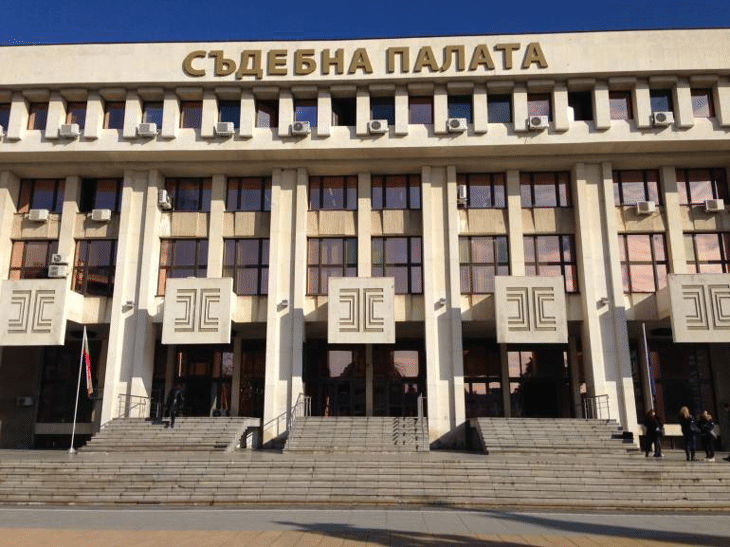 По искане на Районна прокуратура – Бургас, съдът задържа под стража Петко М., извършил опит за грабеж