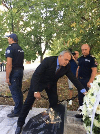 Заместник-министър Стефан Балабанов положи венец пред паметната плоча на загиналите в Бобов дол полицаи и пожарникари