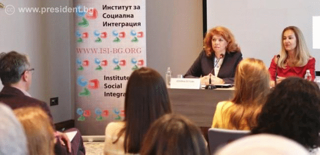 Илияна Йотова: Отстъплението от собствените им идеи подкопа доверието в традиционните партии