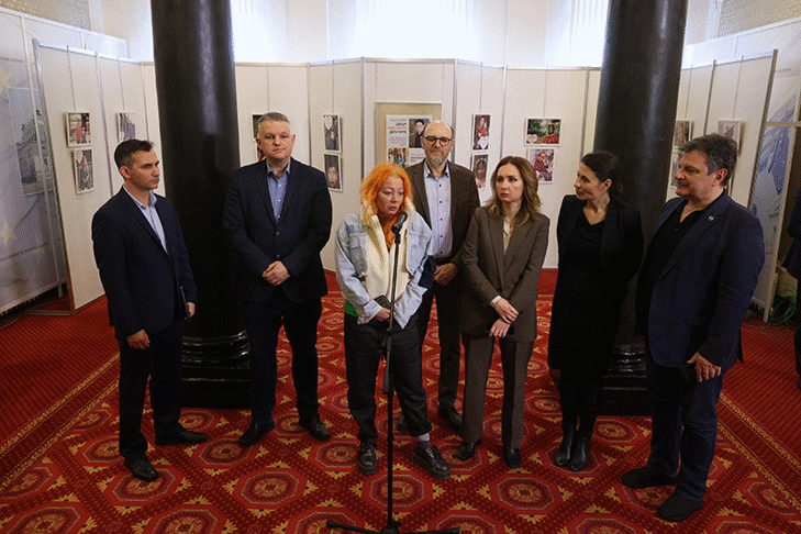 Фотоизложба „Деца (не) като другите“ е представена в Народното събрание