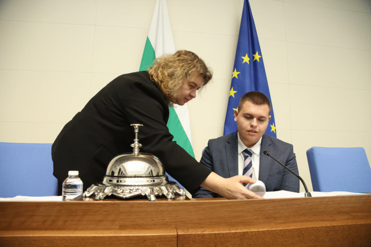 Председателят на Народното събрание Наталия Киселова посрещна в пленарната зала на парламента участниците в инициативата „Мениджър за един ден“